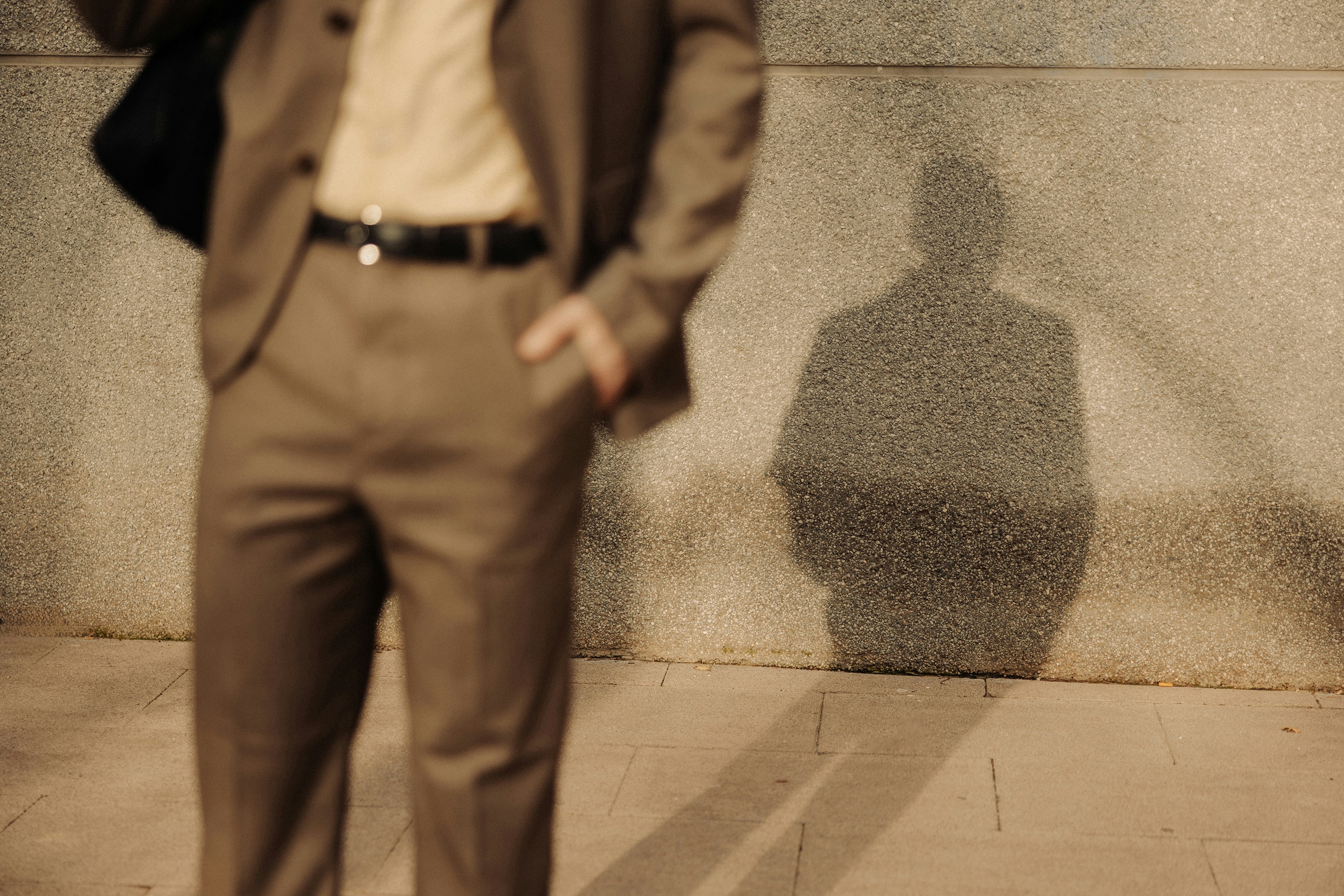 detail-man-suit-shadow